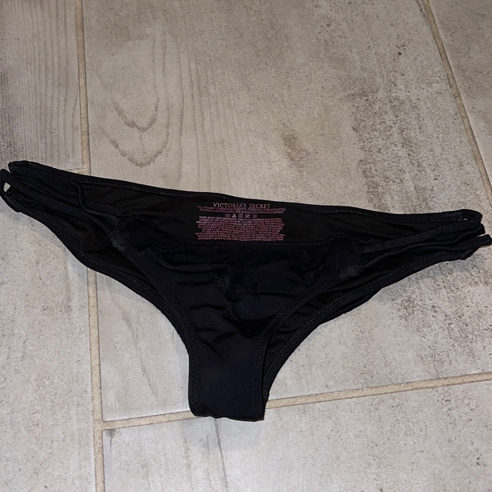 Black cheeky bikini bottoms